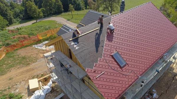 Choosing the Right Roofing Contractor for Houston’s Climate