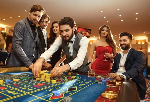 How to Review a Singapore online casino Before Playing